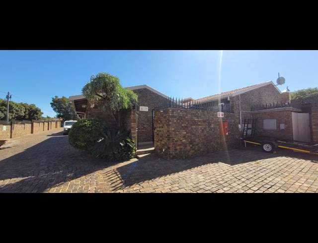 2 BEDROOM TOWNHOUSE FOR SALE IN SOUTH CREST